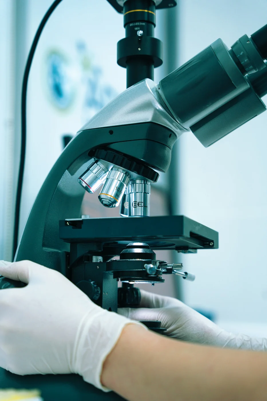 Working with a microscope in a laboratory. Healthcare context photograph, unrelated to Hospital Clínic and its patients.