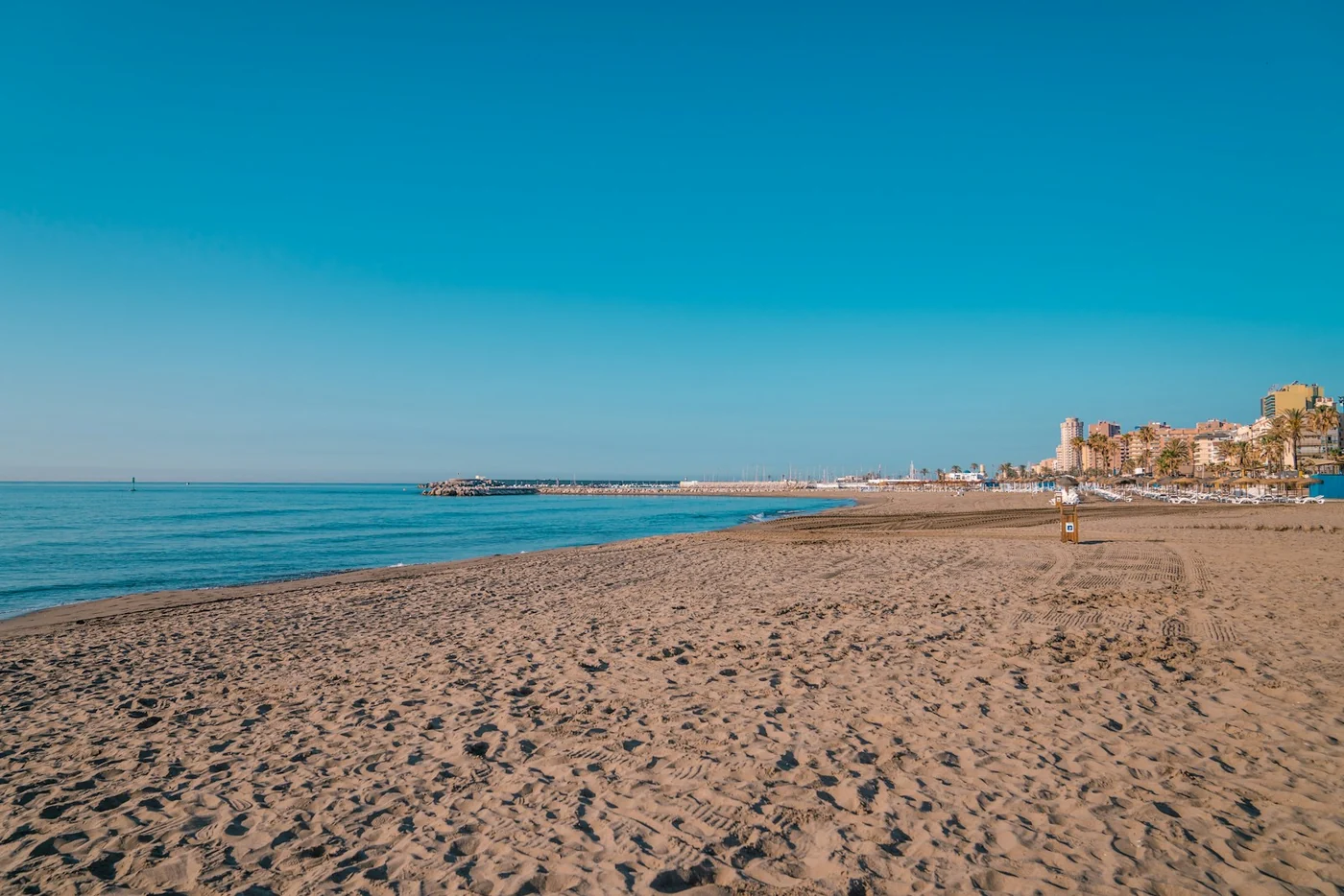 Beach in Fuengirola on the Costa del Sol. Regional context photograph; it does not depict Manilva or the location of the reported incident.