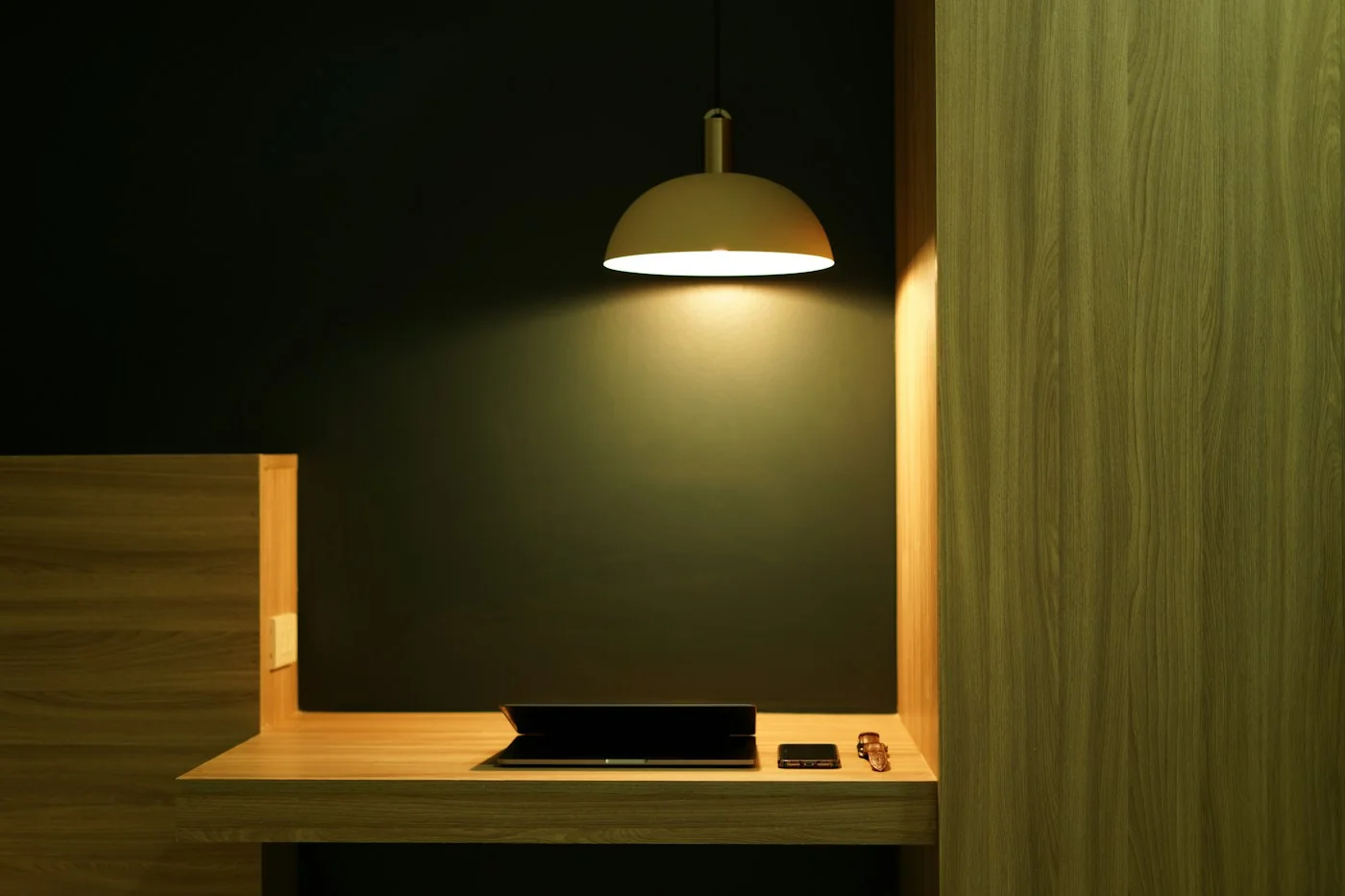 Workspace with computer equipment. Context photograph for digital prevention resources, unrelated to the Pilas campaign.