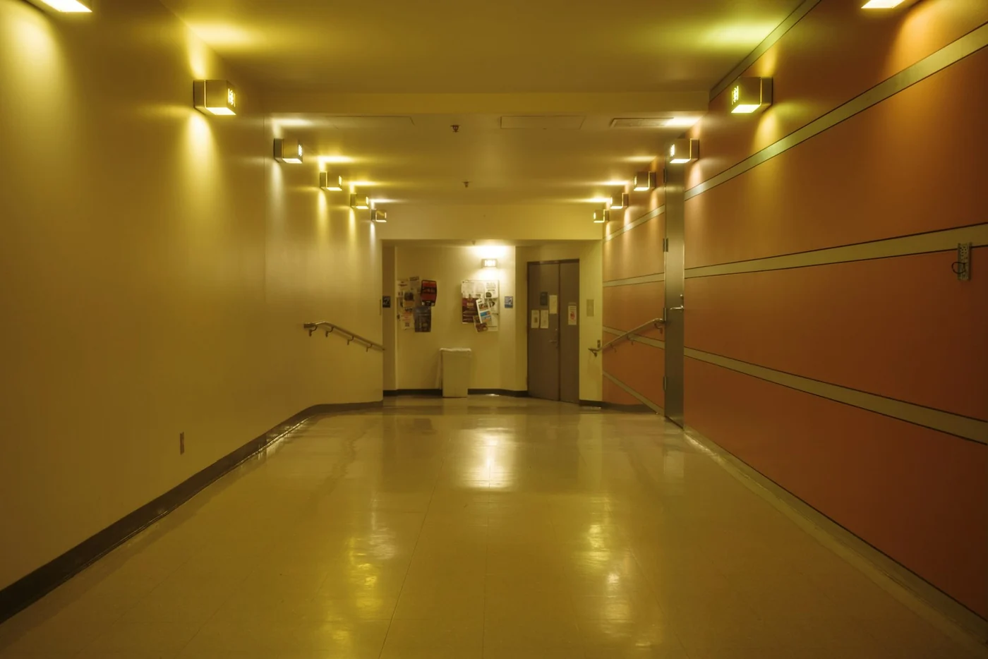 Healthcare corridor photographed in Berkeley, United States. Care setting context image, unrelated to the preparation of the Spanish consensus.