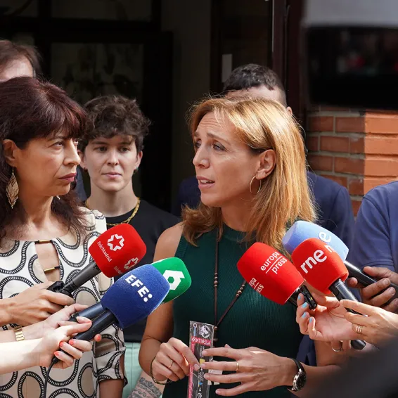 Ana Redondo speaks to reporters during her visit to Alcorcón, published by the council on 30 August 2024. Photograph of the institutional visit.