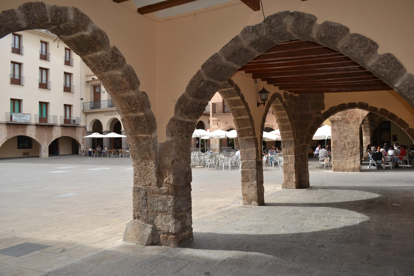 Arcades in Plaça de la Vila, Vila-real, photographed in 2013. Context photograph of the town, not of bracelet distribution.