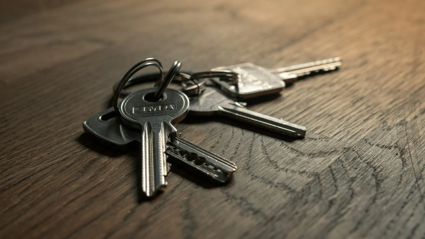 Keys on a table. Context for home security; these are not objects recovered in the Azuqueca investigation.