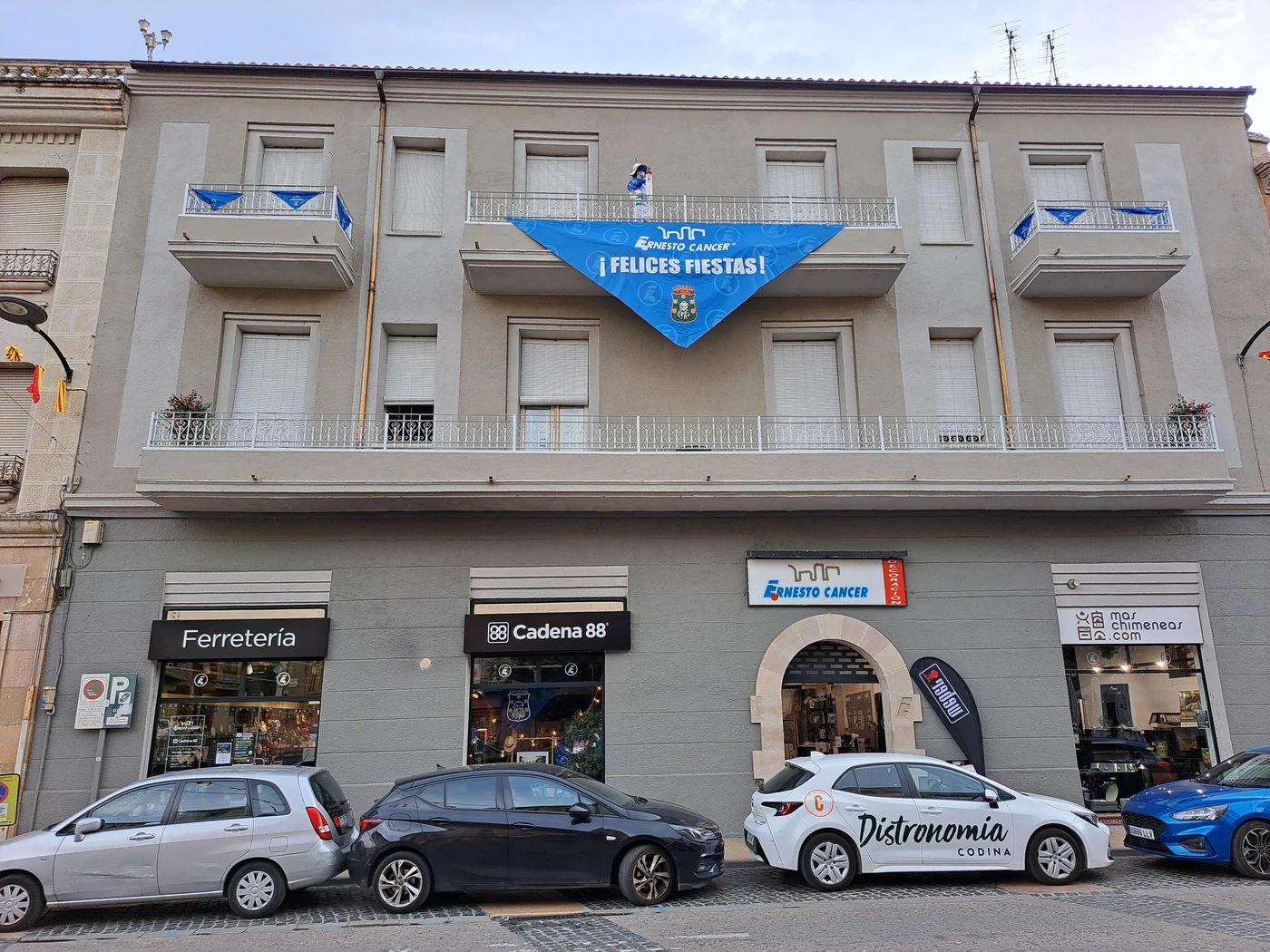 Barbastro’s Plaza Diputación with festive decoration, photographed in August 2026. Festival context; the image does not show drink-cover distribution.