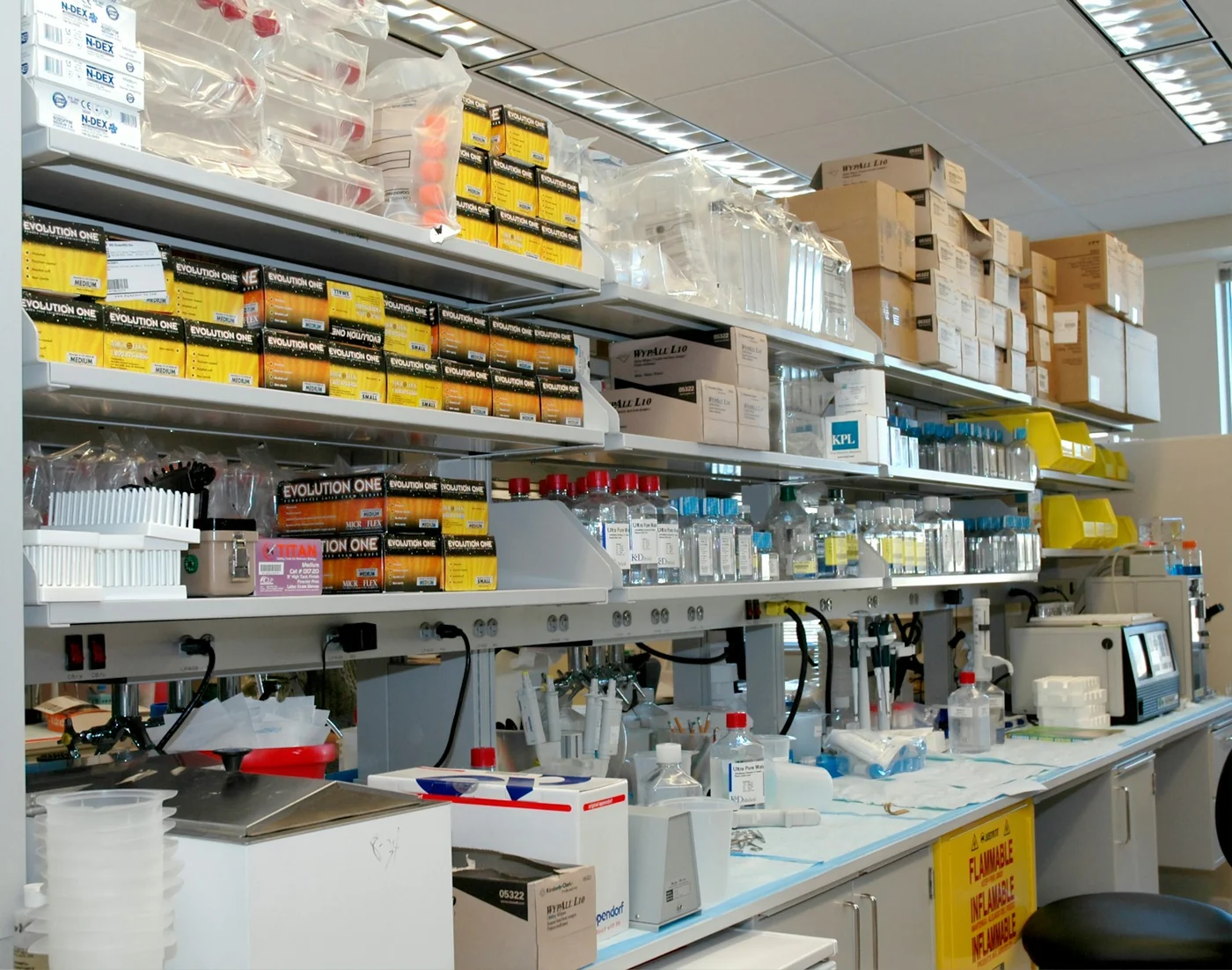 A laboratory at the US National Institutes of Health Clinical Research Center. Scientific context; this is not Hospital Clínic’s laboratory.