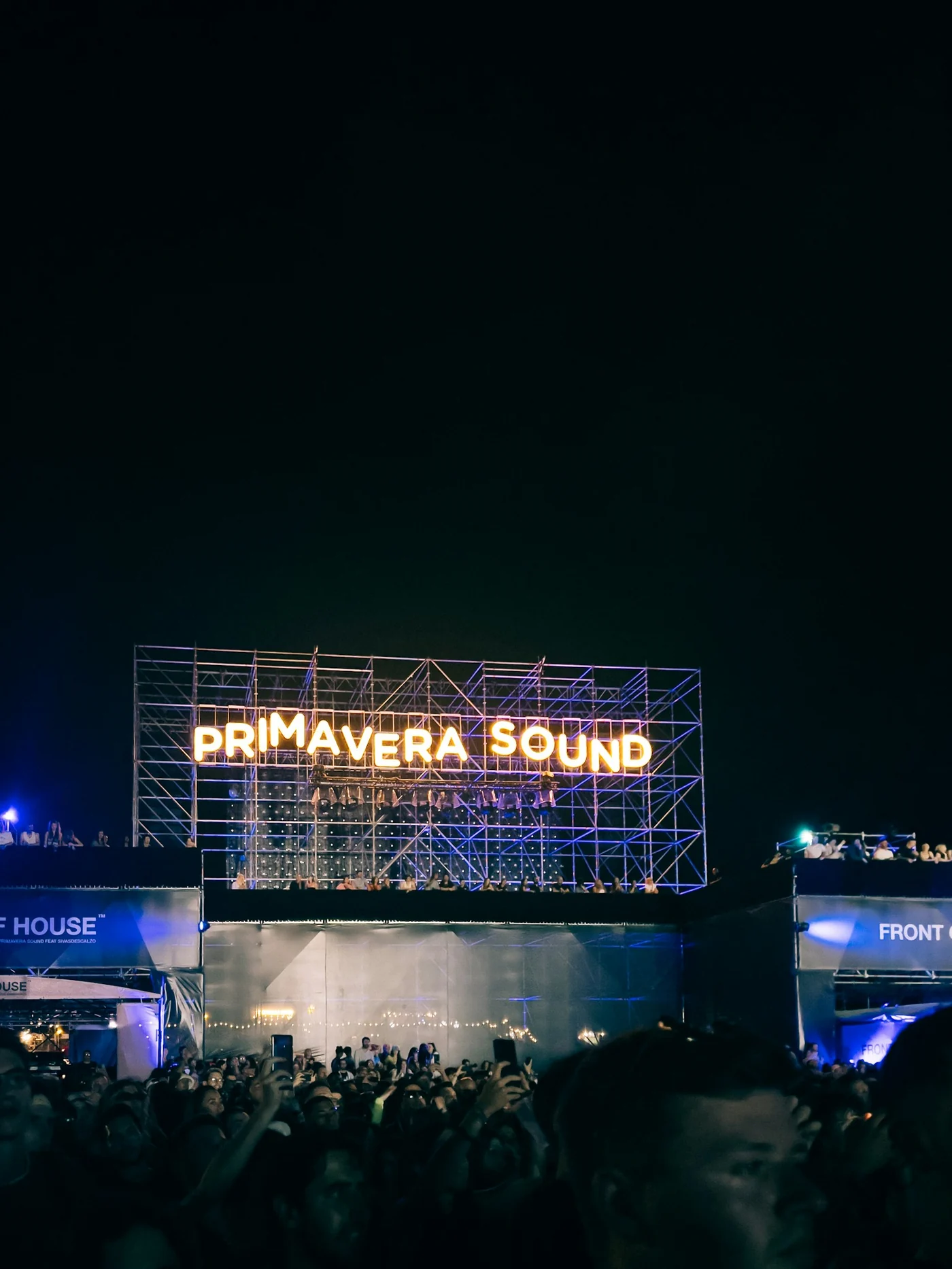 An audience at a Barcelona festival in a 2022 archive photograph. Festival context; it does not show the PAVE service or the Nules festivities.