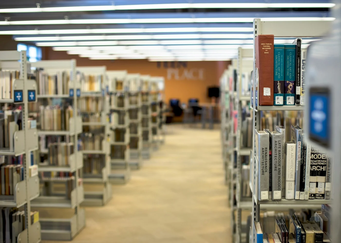 Bookshelves in Kansas City Public Library. Context for research and learning; this is not a University of Alcalá facility.