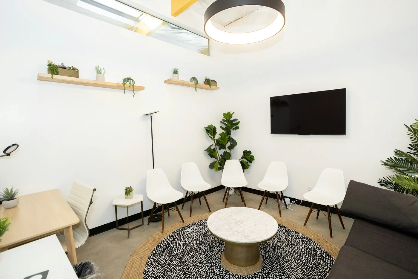 An unoccupied support and waiting room. Context for psychological support; this photograph is not from the study and shows none of its participants.