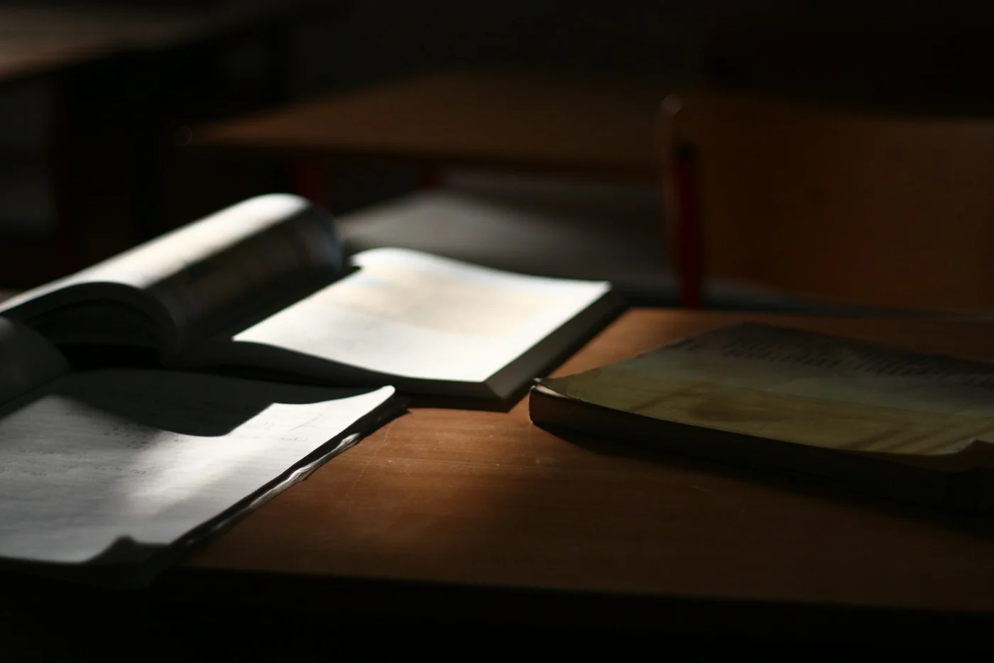 Books and study materials. A contextual photograph about research and learning; it does not depict participants or the material analysed by UCM.