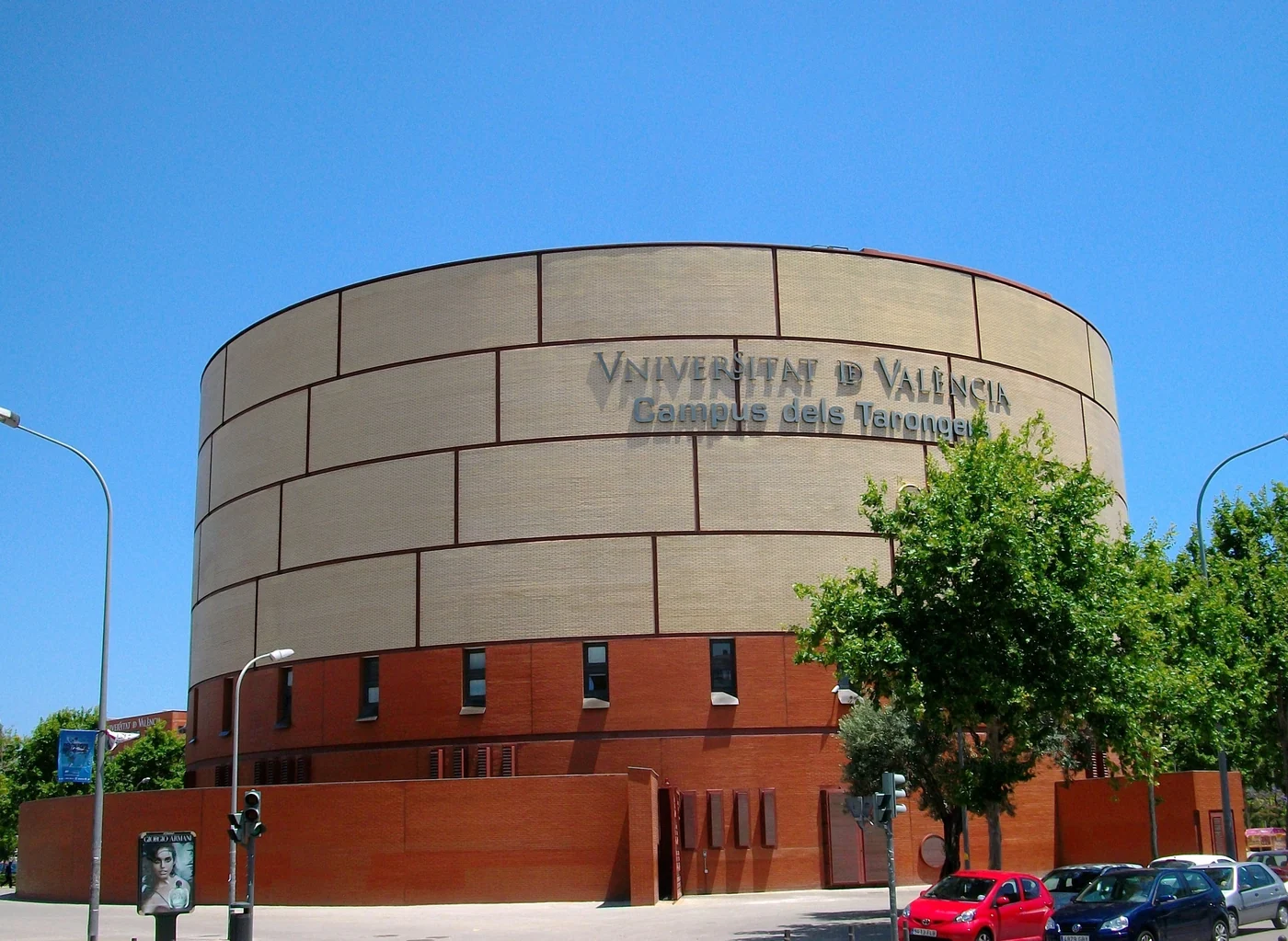 Services building at the University of Valencia’s Tarongers campus, in a 2010 archive photograph. This is not an image of the announced workshops.