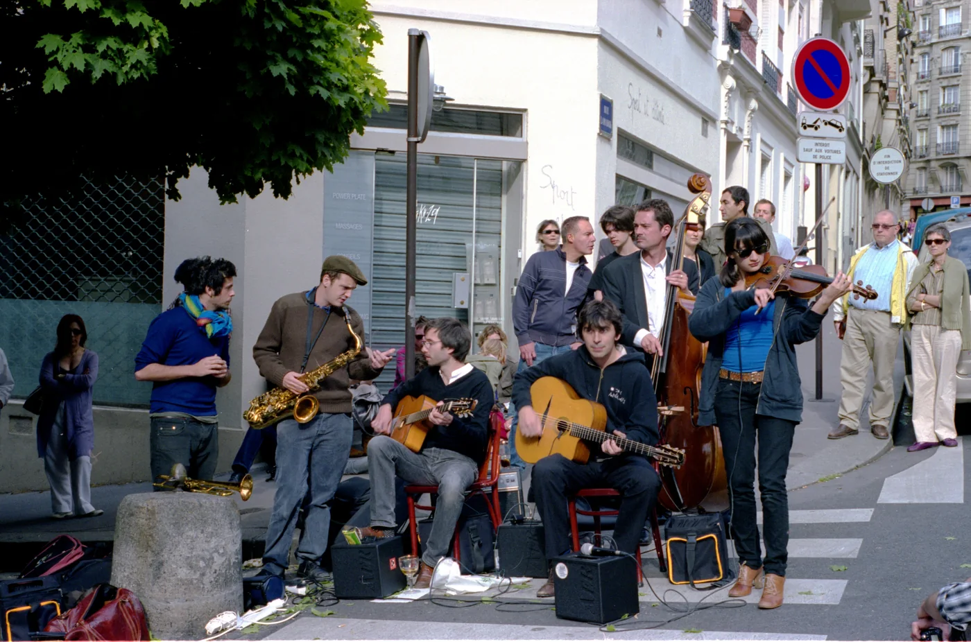 Fête de la Musique in Paris, archive photograph from 2009. People pictured are not linked to the 2025 reports.