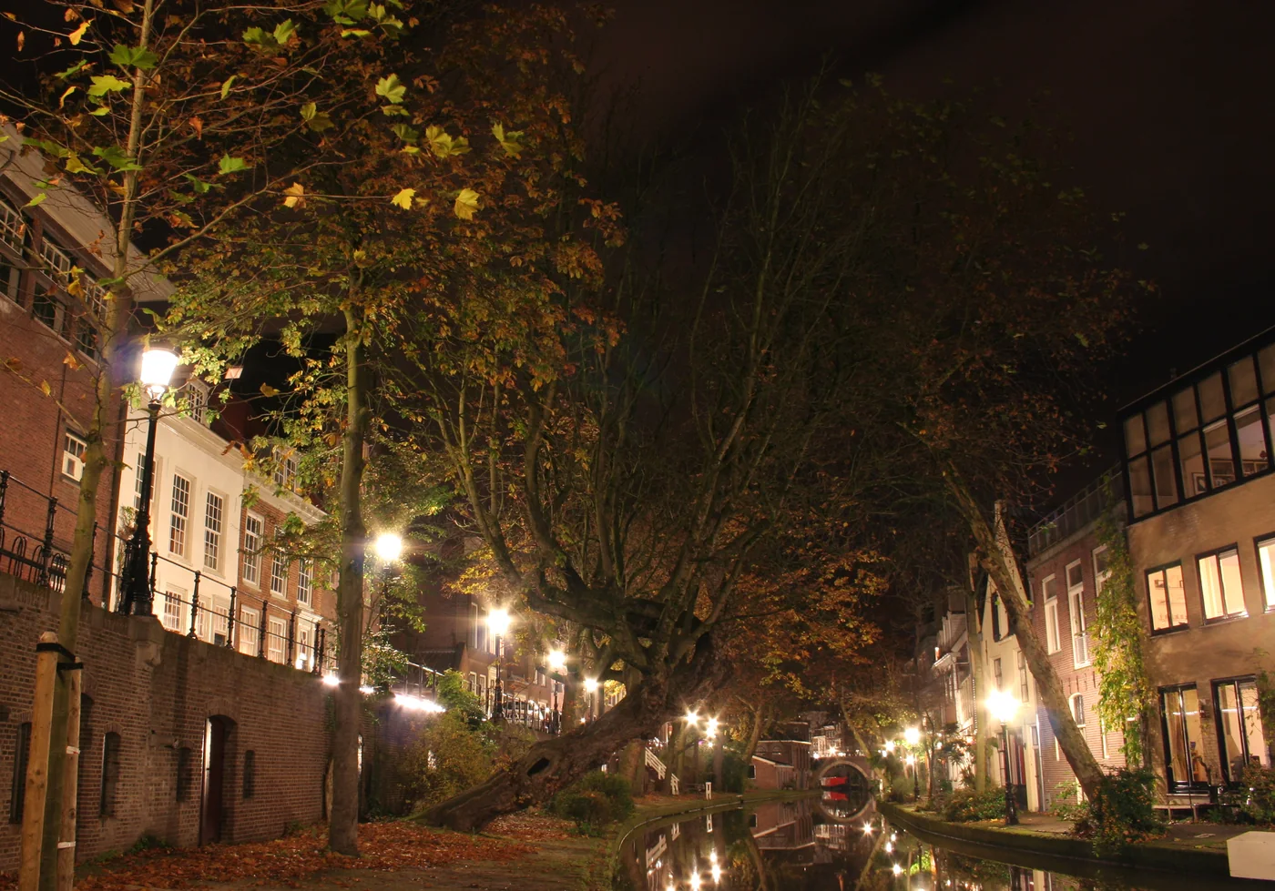 Utrecht’s Oudegracht canal at night, 2007. Dutch urban context photograph; it does not document a spiking incident.