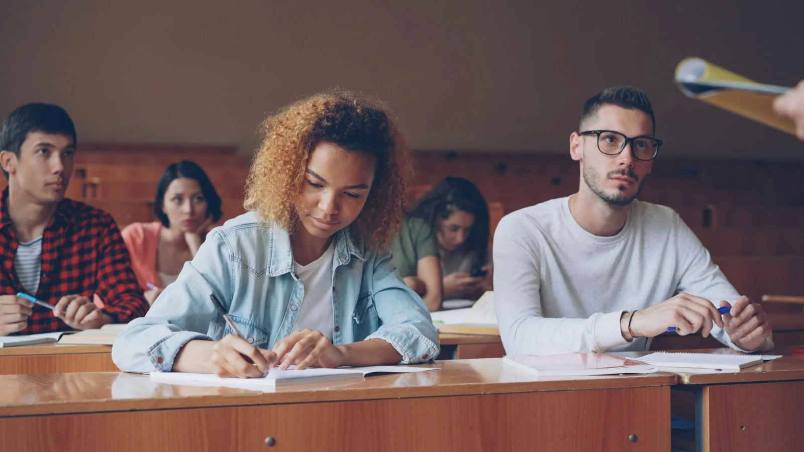 Students in a university lecture hall. Context photograph about education; it does not depict UACH or the session described.