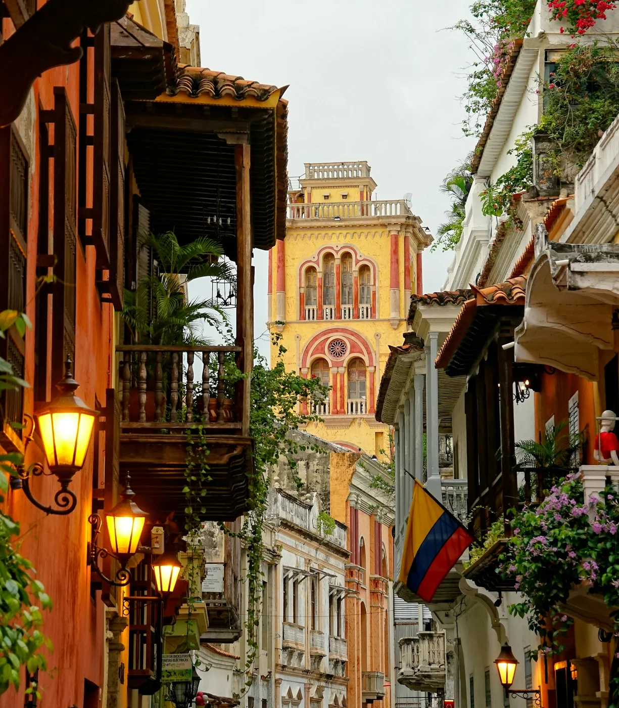 Street in Cartagena’s historic centre, Colombia. Context photograph; it does not document a crime or the festivities mentioned in the alert.