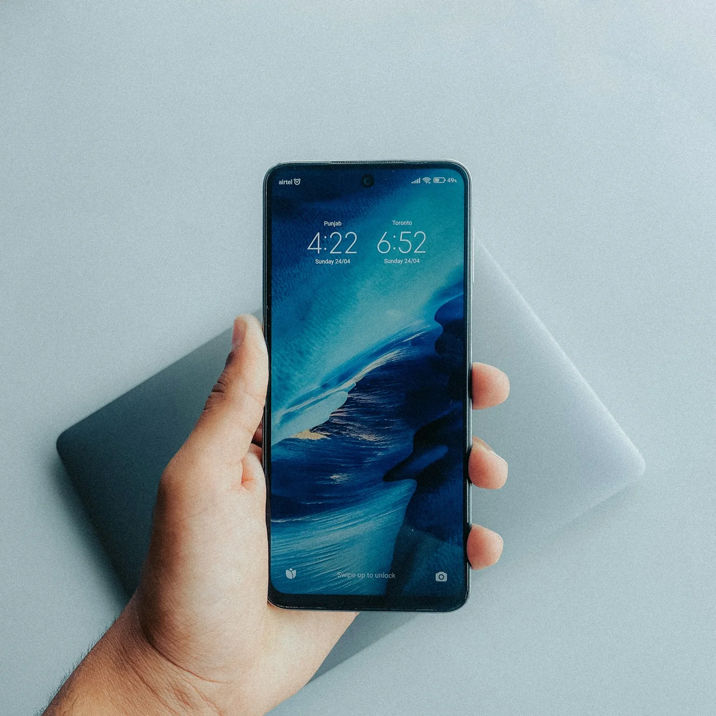 A mobile phone held in a hand. Thematic photograph about communication and assistance; it does not show the person assisted or claim to depict Piura.